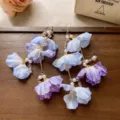 Vue détaillée des boucles d'oreilles à fleurs en tissu et perles, avec de délicats pétales floraux. - Boucles d'oreilles à glands en perles artificielles et fleurs en tissu avec tige en argent 925 (9#) / Violet