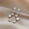 Magnifiques boucles d'oreilles pendantes en argent avec zircons rectangulaires et en cœur. - Longues boucles d'oreilles à pampilles en cœur (67#) / Argent