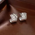 Superbes boucles d'oreilles clous en argent style rétro avec fleurs mates et zircons. - Boucles d'oreilles en C à fleurs de style nouveau chinois (64#) / Argent mat
