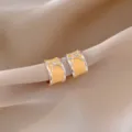 Gros plan détaillé de boucles d'oreilles créoles en forme de C avec nœud émaillé. - Créoles en émail en forme de C à nœud (22#) / Jaune (Tige d'oreille en argent)
