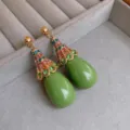 Gros plan détaillé de boucles d'oreilles vintage avec strass colorés et gouttes vertes. - Boucles d'oreilles pendantes goutte en résine à strass vintage (42#) / Or-Vert (Tige d'oreille en argent)