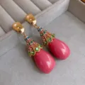 Gros plan détaillé de boucles d'oreilles pendantes dorées strass multicolores goutte rose. - Boucles d'oreilles pendantes en résine rose à strass vintage (41#) / Or-Rose (Tige d'oreille en argent)