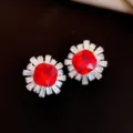 Gros plan détaillé de boucles d'oreilles rétro en cristal rouge et zircone cubique. - Boucles d'oreilles clous tournesol rétro (43#) / Or-Rouge