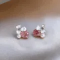 Gros plan détaillé de boucles d'oreilles perles fleurs zircon, texture délicate. - Boucles d'oreilles fleurs 3D et perles artificielles (62#) / Argent-Rose