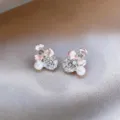 Gros plan détaillé des boucles d'oreilles perles fleurs en zircon au style français élégant. - Boucles d'oreilles fleurs en zircone et perles (61#) / Argent-Blanc
