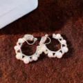Gros plan de boucles d'oreilles créoles torsadées en perles avec oxydes de zirconium. - Clip d'oreille en zircone et perle torsadée (50#) / Argent