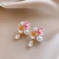 Gros plan détaillé de boucles d'oreilles fleuries en perles avec cristaux étincelants. - Clous d'oreilles fleur et perle à tige en argent (20#) / Or-Rose-Blanc