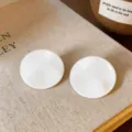 Vue détaillée de boucles d'oreilles rondes blanches en acrylique, bijoux élégants et minimalistes. - Boucles d'oreilles rondes brillantes (68#) / Blanc