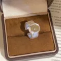 Bague ouverte en métal chic avec anneau rayé et pierre centrale lisse, vue de détail élégante. - Pierre Grise à Rayures Larges