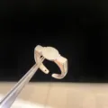 Vue rapprochée détaillée de la bague réglable argentée géométrique avec pierre blanche. - Pierre Blanche Ovale