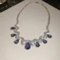 Gedetailleerd overzicht van de elegante paarse zirkoon druppel ketting met prachtige golven. - Waterdruppel Hanger (HN12595) / Zilver-Paars