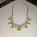 Gedetailleerde opname van sprankelende gele druppel zirkoon hanger ketting, zilveren ketting - Waterdruppel Hanger (HN12595) / Zilver-Geel