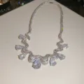Detailopname van de luxe zilverkleurige kubieke zirkonia druppel hanger ketting schittering. - Waterdruppel Hanger (HN12595) / Zilver-Wit