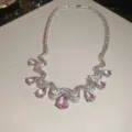 Gedetailleerd overzicht van luxe roze zirkoon ketting met sprankelend golvend design. - Waterdruppel Hanger (HN12595) / Zilver-Roze
