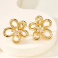 Gold-plated hollow flower jewelry with sparkling white zirconia stones for chic women. - Brooch (HP1031-1) / Gold