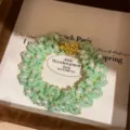 Hermosa pulsera de perlas tejidas verdes con cierre dorado vista detallada en caja elegante - Pulsera-Verde