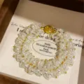 Pulsera tejida a mano con cuentas de perlas y abalorios con cierre dorado vista de detalle - Pulsera-Blanco
