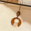 Bohème braune Harz Holz Halskette mit Lederkordel und Anhänger, stilvoller Damenschmuck. - Kreisring-Stil (2#) / Braun