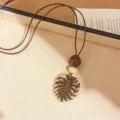 Böhmischer Blatt Anhänger Halskette mit brauner Lederkordel und Holzperlen für Damen. - Blatt-Stil (4#) / Braun
