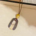 Gros plan détail du collier pendentif en résine style forêt avec corde et cuir. - Style Trapèze (5#)