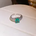 Zilveren open ring met vierkante groene zirkoon en kristallen pavé voor stijlvolle vrouwen. - Vierkante Hoofdsteen Pavé Raster Band Open Ring Stijl / Zilver-Groen