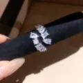 Elegante open ring van kubieke zirkonia met baguette en peervormige stenen, vinger sieraden. - Geometrische Zirconia Open Ring (36#) / Zilver