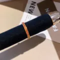 Vergulde ring met oranje zirkonia, fijn open ontworpen modieuze vingerjuweel voor dames. - Slanke ring met oranje zirkonia (K1006) / Goud
