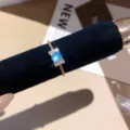 Vergulde open ring met een sprankelende blauwe steen en fijne zirkonia details voor stijlvolle vrouwen. - Blauwe Edelsteen Rijboor Stijl (K815) / Goud met Witte Zirconia