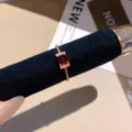 Elegante rode zirkonia ring met gouden kraalband, luxe minimalistische modejuwelen voor vrouwen. - Vierkante Rode Zirconia Kralenband Stijl (k816) / Goud-Rode Zirkonia