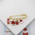 Gedetailleerde close-up van een schattige kerst veiligheidsspeld broche met hangers. - Snoep Rendier Bal Hoed Stijl (7)