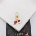 Nahaufnahme eines niedlichen Weihnachtsstrumpf Hut Metall Legierung Schlüsselanhänger. - Weihnachtssocke Und Mütze Goldverschluss (Stil 8)