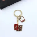 Close-up detail van de Amerikaanse cowboy stijl metalen sleutelhanger met revolver bedels. - Emaille Wijnglas en Poker Stijl (2)