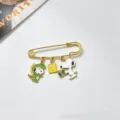 Detailansicht der niedlichen Cartoon Snoopy Metall Brosche mit feinem Emaille Design. - Stil 3