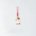 Primer plano del colgante de pato de dibujos animados con cordón rojo y tarjeta de la suerte. - Estilo 4 (Cordón Rojo - Palabras Suerte)