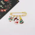 Detaillierte Nahaufnahme der niedlichen Weihnachts-Legierungsbrosche mit Schneemann und Anhängern. - Stil 1