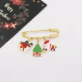 Weihnachtsbrosche Detailansicht mit goldener Sicherheitsnadel und süßen Anhängern. - Stil 4
