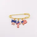 Detailansicht einer goldenen Sicherheitsnadel Brosche mit amerikanischer Flagge Emaille Anhängern. - Kreuz und Schleife Stil (1)