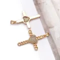 Ciondolo cuore croce placcato oro vista dettagliata, squisito accessorio per gioielli. - 1 Pezzo (34x22x3mm)