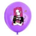 Détail de ballon en latex violet avec impression de personnage d'anime K-pop, déco fête. - Violet