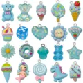 Vista dettagliata di ciondoli in resina blu con 20 stili carini come orsetti e cuori. - Misto / Set da 20 Pezzi / Blu