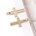 Ciondolo croce zircone placcato oro accessorio per gioielli DIY collana e belli orecchini. - 1 Pezzo (28x15x2.3mm)