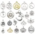DIY set ciondoli gioielli in lega, yoga Om fiore di loto pendenti cavi in metallo per collane. - Serie Simboli Yoga Misti (SN121)