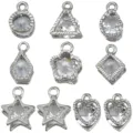 Dettaglio di ciondoli in lega e strass in varie forme per la creazione di collane e orecchini. - 8 Stili Misti (SN1758) / Confezione da 10 / Argento