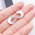 Nahaufnahme von niedlichen Delphin Metall Anhänger DIY Schmuck Zubehör, feine Textur Detail. - 1 Stück (15x12.5x4mm) / Weiß Glas UV Ozean Irisierend Delfin (28149)