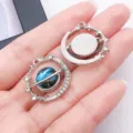 Gedetailleerd shot van sterrenhemel strass maan hanger bedel voor doe-het-zelf sieraden maken. - Grote 3D Planeet (28199)