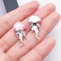 Detaillierte Nahaufnahme von niedlichen rosa Quallen-Anhängern, ideal für DIY-Schmuck. - 1 Stück (27x12x7mm) / Rosa Harz UV Ozean Feiner Glitzer Qualle (28158)