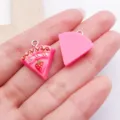 Hars aardbei taart stuk bedel detail weergave, roze DIY sieraden hanger van dichtbij bekeken. - Driehoekige Aardbeientaart / 1 Stuk (22x18x7mm) / Rozerood