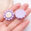 Simpatico ciondolo fiore viola in resina creazione gioielli collana portachiavi dettaglio - Girasole Smiley / 1 Pezzo/Confezione (26x22x7mm) / Viola