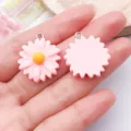 Detailopname van roze madeliefje hars bedels met metalen oogje, perfect voor DIY sieraden. - Madeliefje (24598) / 1 Stuk/Verpakking (25x21x8mm) / Roze