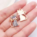 Detailansicht von retro bedruckten Katzen Metall Anhängern, perfekt für handgemachten Schmuck. - Graue Emaille Kleine Katze